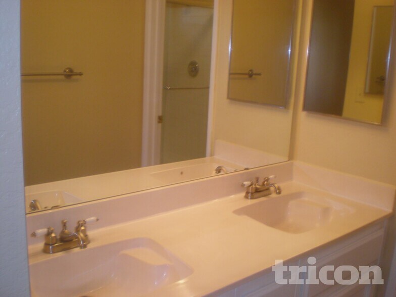 Building Photo - 10906 W Calle del Sol