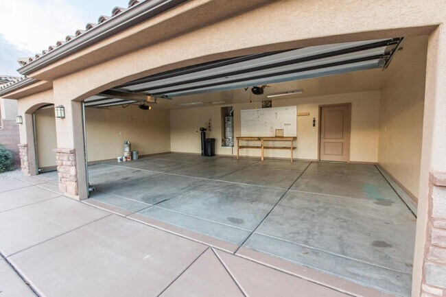 Building Photo - Custom 3 Bedroom Single-Family Home in Pri...