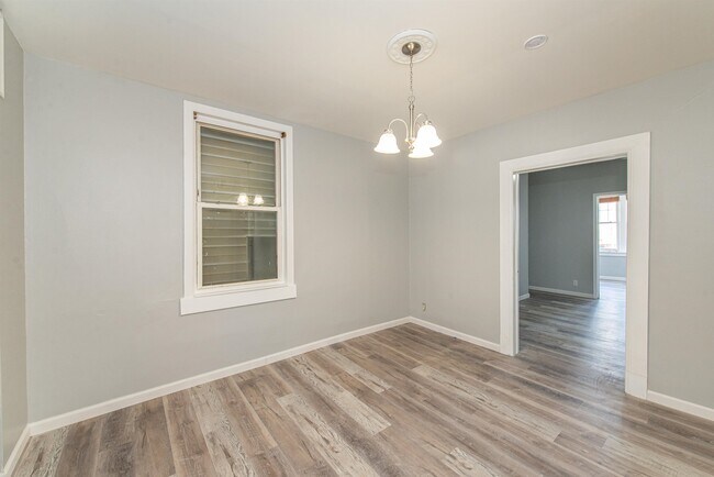 Building Photo - 413 24th St