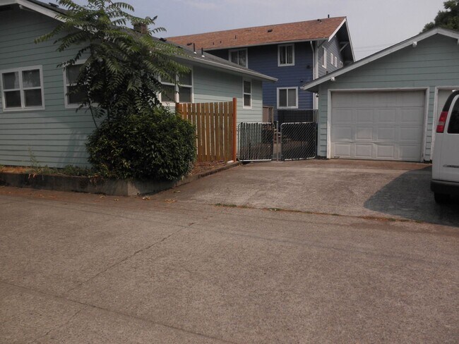 Building Photo - Charming home with basement