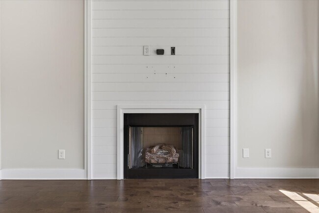 Building Photo - Pet Friendly Three Bedroom!