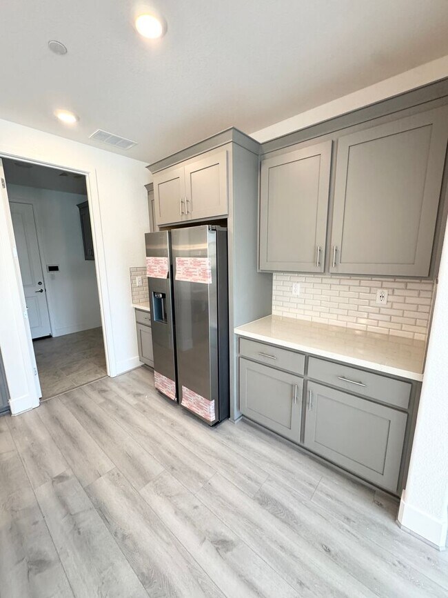Building Photo - Three Bedroom, Two Bath Single-Story Canyon Solar Home in Folsom SEE VIDEO