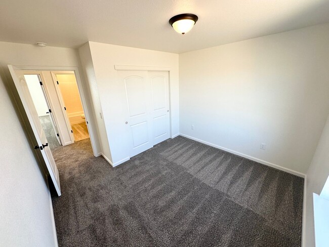 Building Photo - Half off first month's rent with 1 year le...