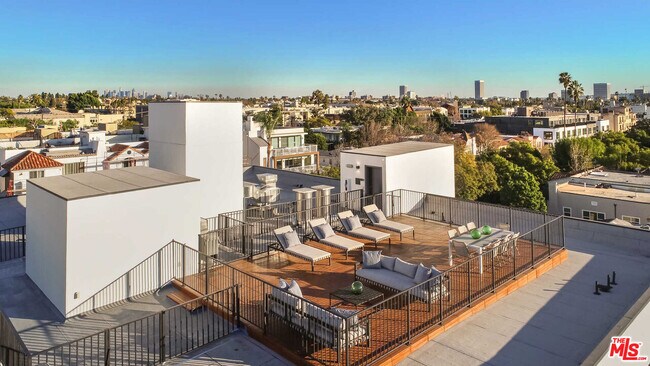 Building Photo - 825 Croft Ave