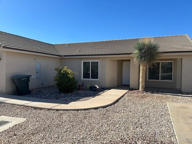 Building Photo - 3 Bedroom, 2 bath home in non HOA