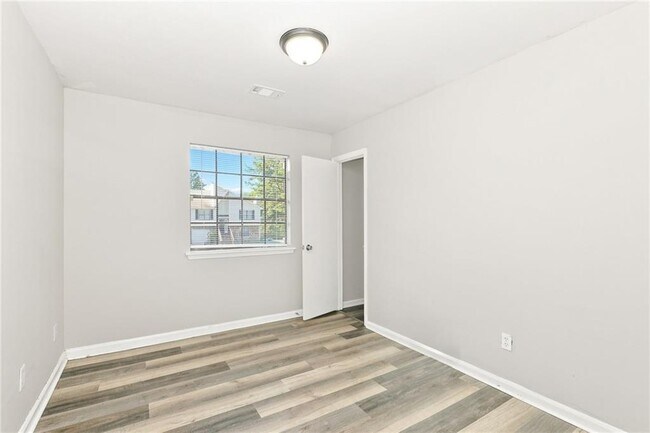 Building Photo - 596 Crestmont Ct