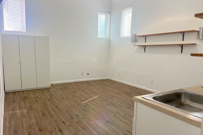 Building Photo - 6524 Dume Dr