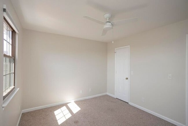 Building Photo - Beautiful 3 Bed Brentwood Townhome!