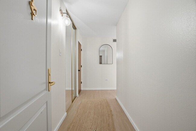 Building Photo - 35th Floor Downtown Denver Condo | 1 Bed | Private Balcony | Mountain Views