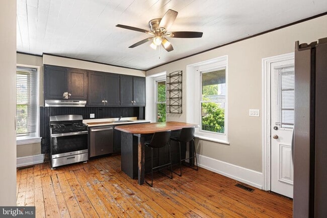 Building Photo - 161 Hermitage St