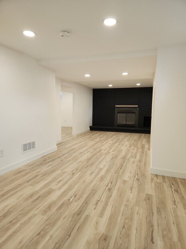 Building Photo - Completely renovated Ranch Style home in E...