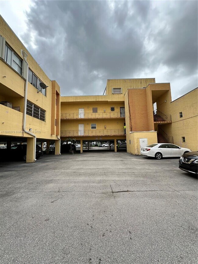 Building Photo - 1555 W 44th Pl
