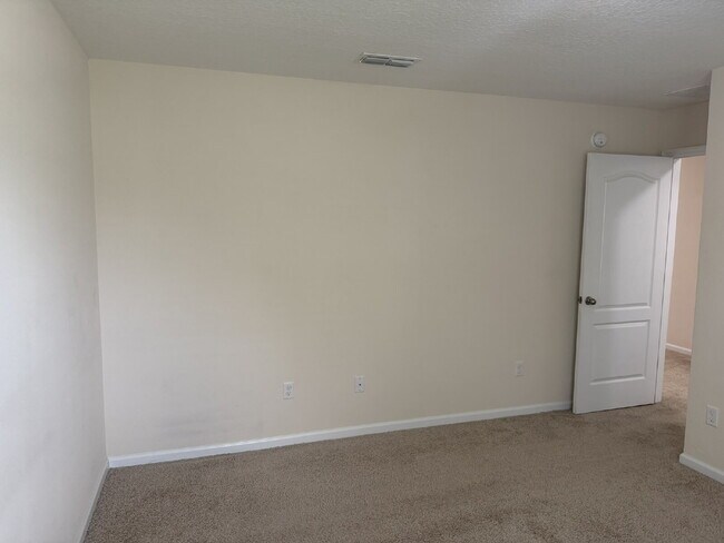 Building Photo - For Rent- Beautiful Home with 4 Bed, 2.5 Bath, PLUS a loft in Northside Jacksonville!