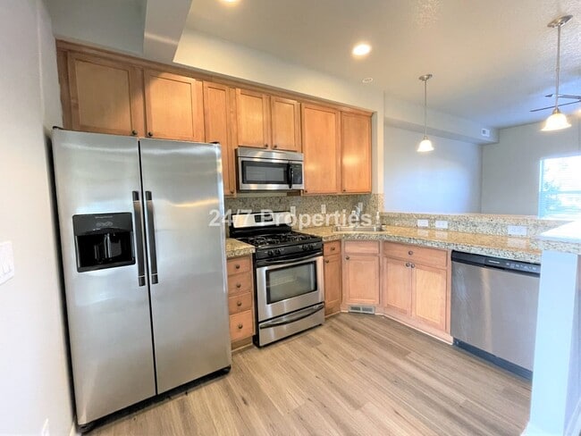 Building Photo - Spacious and Modern 3-Story Townhome - Mol...