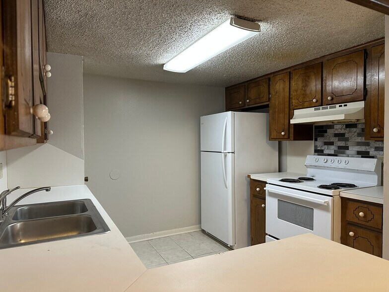 Building Photo - 120 Regency Ave