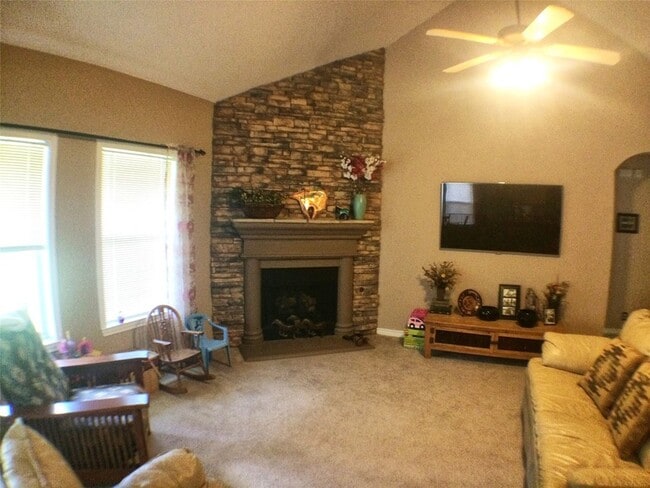 Building Photo - 5912 Meadowglen Dr