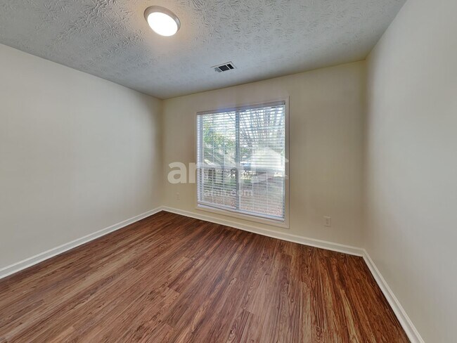 Building Photo - 162 Brook Lea Cove