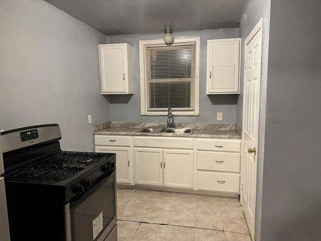 Building Photo - 3-Bedroom Detroit Home with Garage and Sun Porch