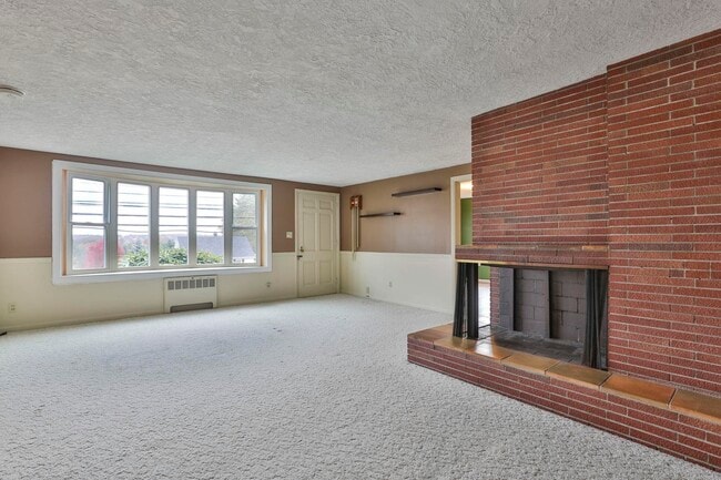 Building Photo - 334 S River Rd