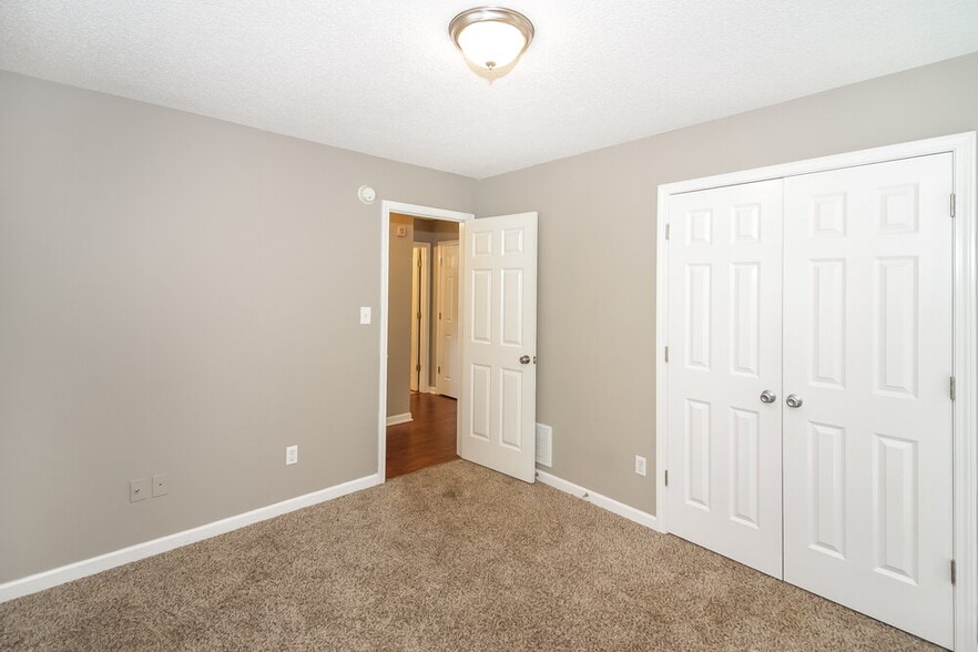 Building Photo - 6331 White Hawk Ln