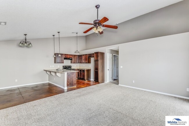 Building Photo - 3 bedroom, 2 bath duplex