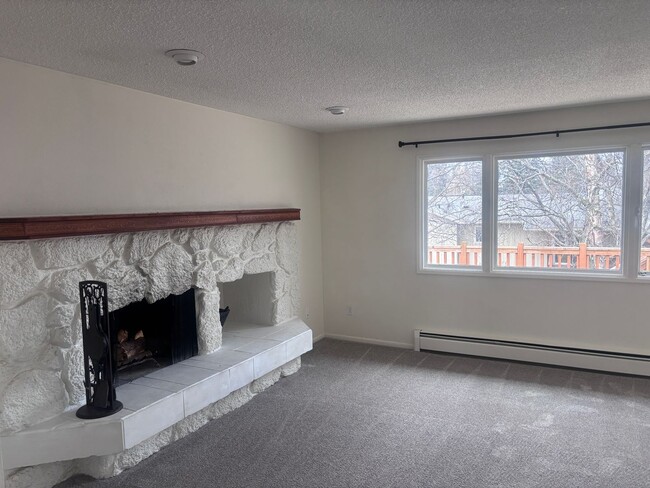 Building Photo - Beautiful 3 Bed/2 Bath Townhome in South Anchorage!
