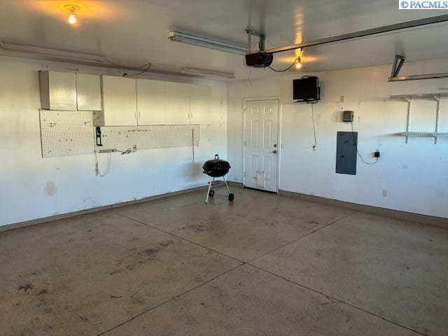 Building Photo - Great Back Yard! Lawn Care Included