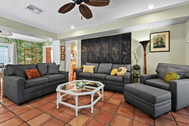 Building Photo - 194 Almeria Rd