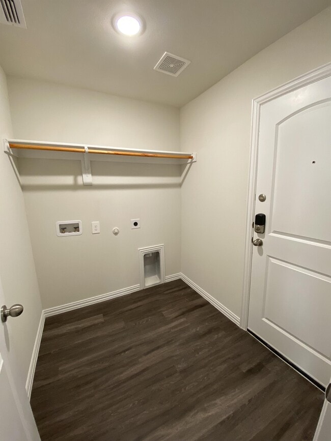 Building Photo - 104 Holiday Dr