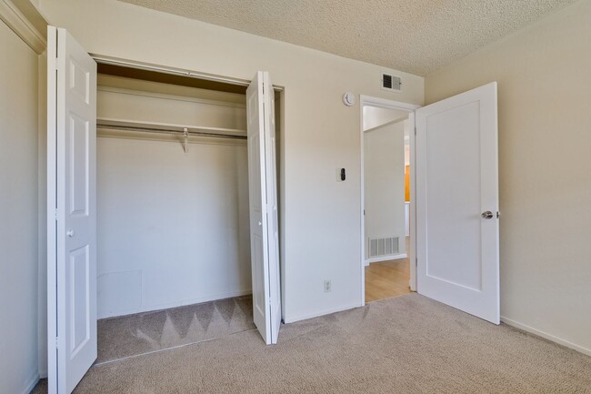 Building Photo - 2 Bedroom Condo Style Unit in South San Jo...