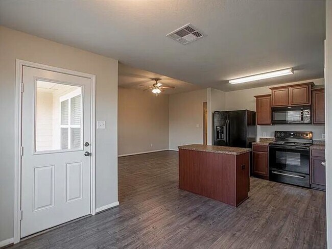 Building Photo - 976 Lake View Cir W