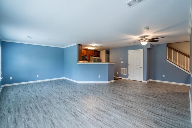 Building Photo - Bright And Spacious 3 Bed 2.5 Bath End-Uni...