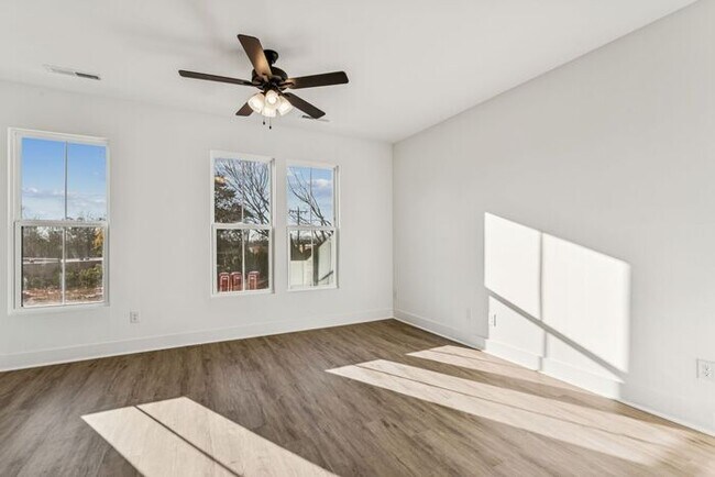 Building Photo - High-End 2BR Townhome | Rooftop Terrace + 2-Car Garage | 24-Unit Commnity