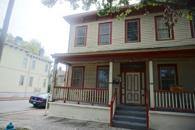 Building Photo - 2 BED | 1 BATH | JUST RENOVATED | VICTORIA...