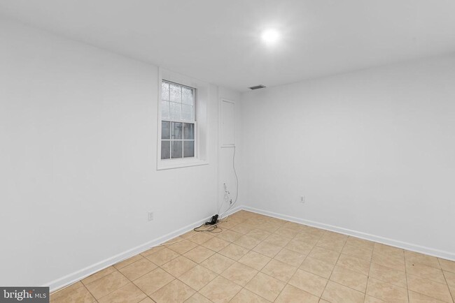 Building Photo - 6048 Redwood Ln