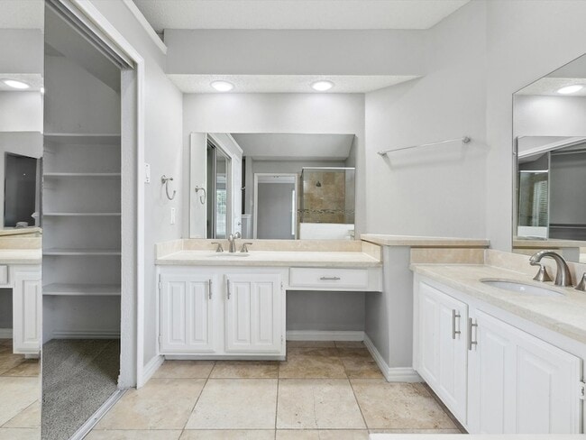 Building Photo - 205 Bayou Ct