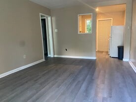 Building Photo - 1108 Saint James St