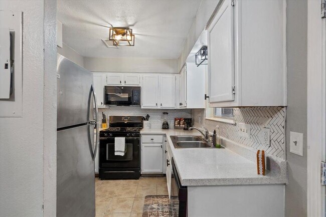 Building Photo - 200 Laurel Dr