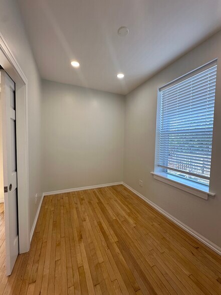 Building Photo - 2112 N Leavitt St