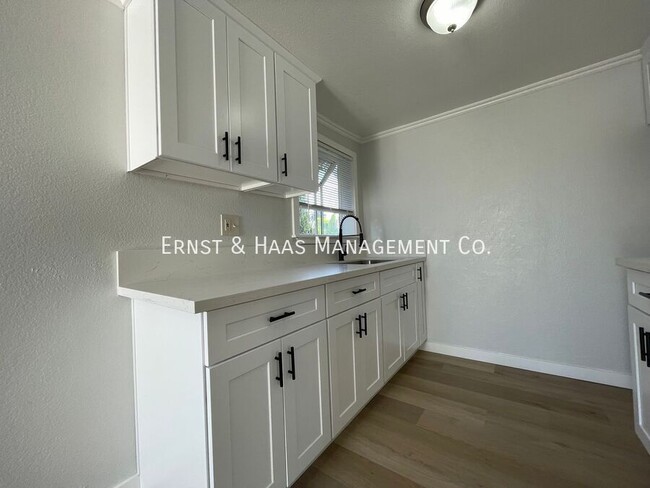 Building Photo - Wonderful 1 Bedroom Apartment Just Blocks ...