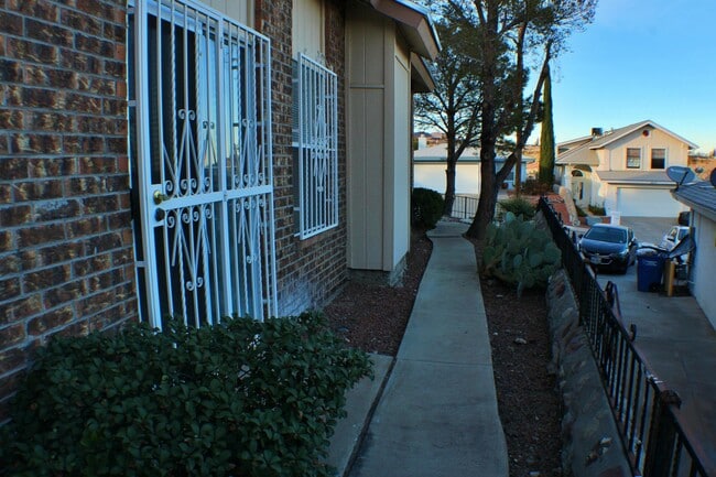 Building Photo - Charming Home Move-in-Ready