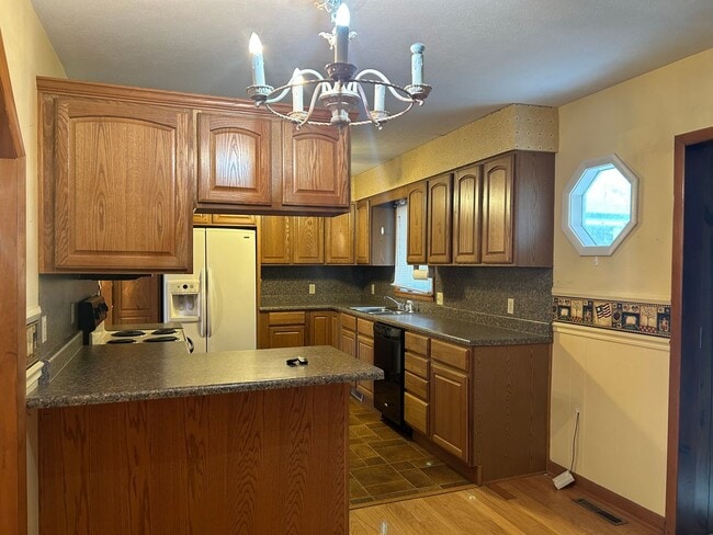 Building Photo - Very spacious 4 bedroom, 2 bath home in Kickapoo Schools! This will go fast!