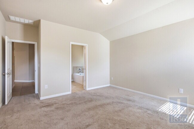 Building Photo - 821 Schefer St