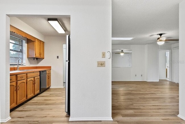 Building Photo - 223 E Fern Dr