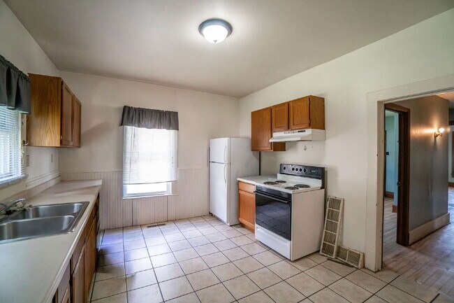 Building Photo - Available Now - First Month FREE!! 2+ Bedr...