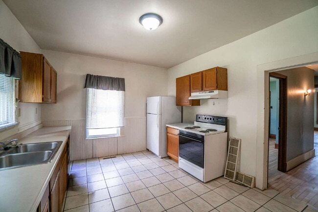 Building Photo - Don’t Miss This 4 Bedroom Deal – Only $995...