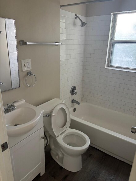 Building Photo - 242 E Siebenthaler Ave