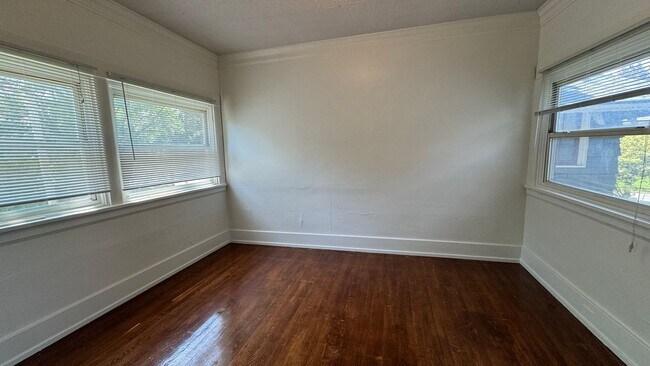 Building Photo - 709-711 Hawthorne NE