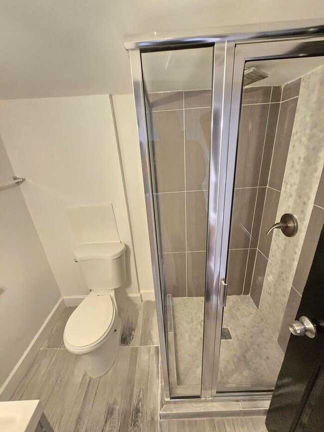 Building Photo - 4 Bedrooms 3 Bathrooms