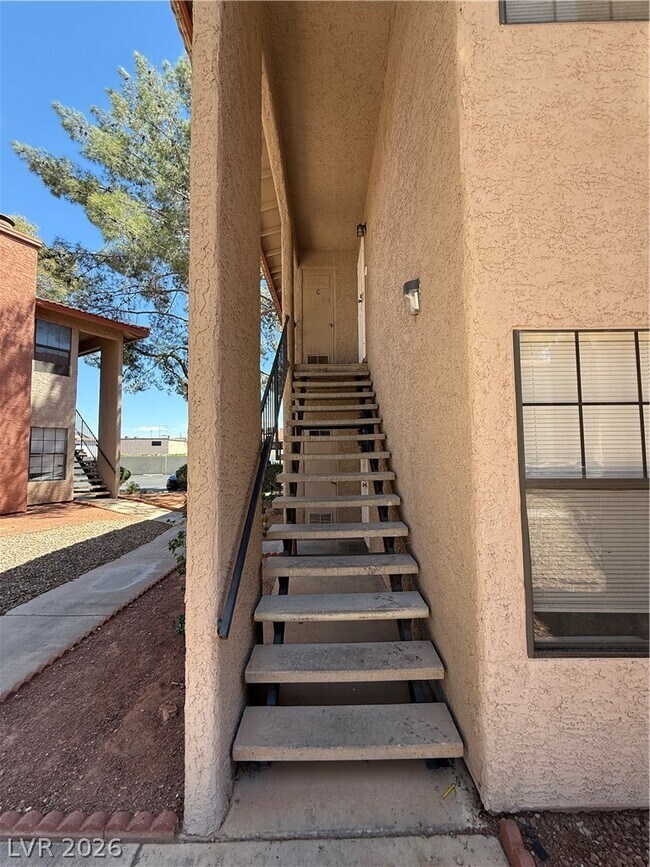 Building Photo - 5576 W Rochelle Ave.